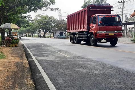 Marak PKL Berjualan Di Bahu Jalan Nasional Rejoso Satpol PP Nilai