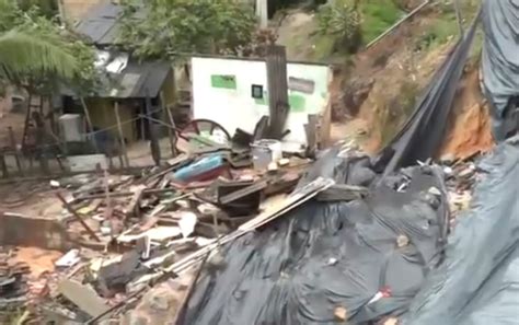 Deslizamento de terra destrói casas no extremo sul da Bahia cidades