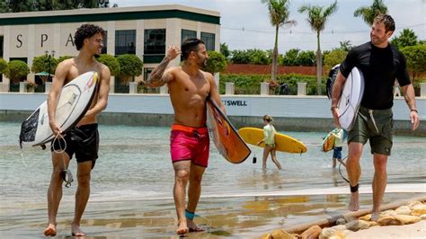 Surfe Italo Ferreira E Ator De Thor Surfam Juntos Em Piscina De Ondas