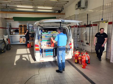 F R Ihre Sicherheit Ber Feuerl Scher Berpr Ft