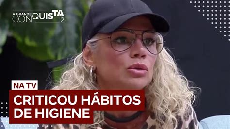 Catia vota em Rambo e critica hábitos de higiene do humorista A