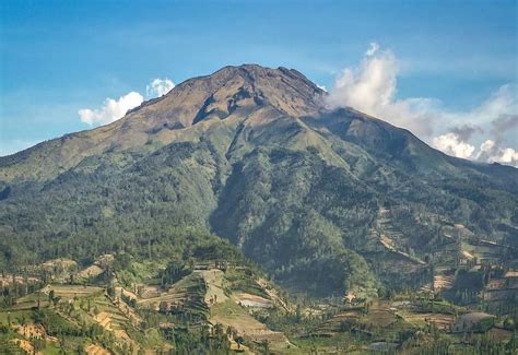 7 Pantangan Naik Gunung Sumbing, Berikut Sanksinya jika Melanggar! : Okezone Travel