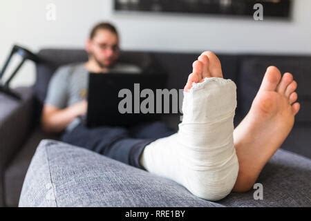 Jambes D Un Homme Avec Une Jambe Cass E Sur Un Fond Bleu Image