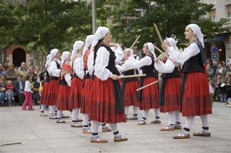 Danzas Vascas Ayer Y Hoy Evoluci N De La Escena Vasca Tradicional A