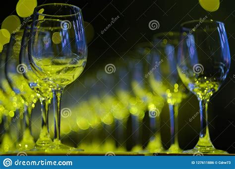 Vidros De Vinho Vazios No Fundo Da Cor Foto De Stock Imagem De Vidros