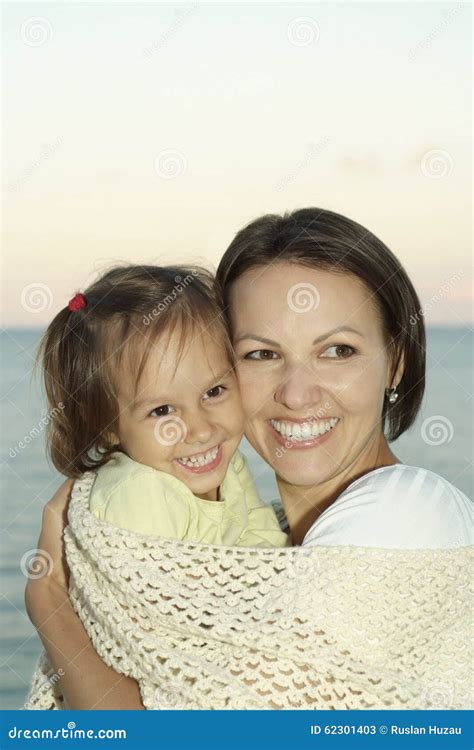 Mutter Mit Tochter Auf Dem Strand Stockbild Bild Von Verlust