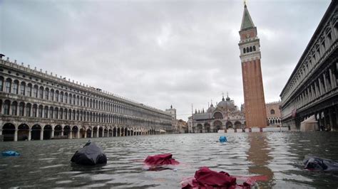 Hochwasser Gummistiefel Und Bikinis Auf Dem Markusplatz Welt