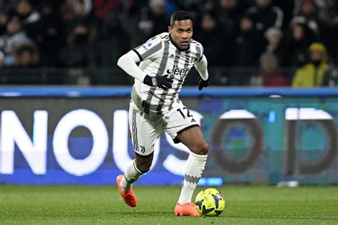 Alex Sandro Ne Souhaite Pas R Silier Son Contrat Avec La Juventus