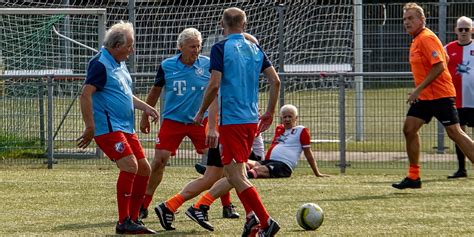 Senioren Sporten Voor Kika Walking Football Toernooi Voor Oldstars