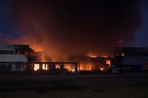 Incendio Questa Notte Peschiera Capannone Distrutto Dalle Fiamme