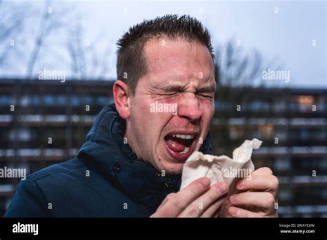 Baviera Germania Gennaio Un Malato Con Uno Starnuto Freddo