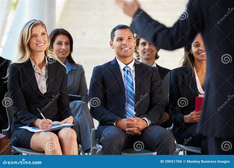 Audiencia Que Escucha La Presentación En La Conferencia Foto De Archivo