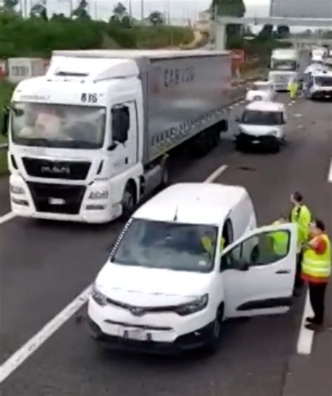 Incidente In A4 Oggi Coinvolte Sei Auto E Un Tir