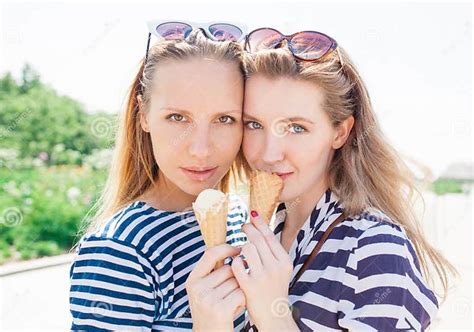 Die Jungen Sexy Blonden Mädchen Der Besten Freunde Die Eiscreme Im Heißen Wetter Des Sommers In