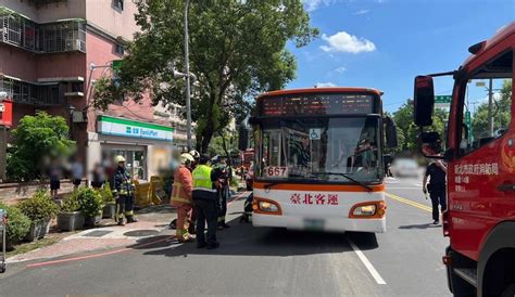 新北公車轉彎未停讓行人！老翁過馬路遭撞上身亡 交通局開罰業者9萬