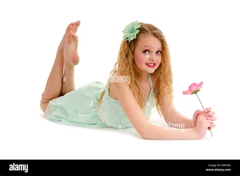 Preteen Girl Danseuse Blonde Est Titulaire D Une Fleur Se Trouvant Sur