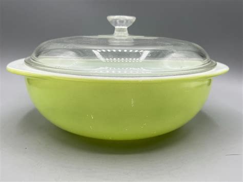 Vintage Lime Green Pyrex 2qt Round Casserole Dish With Lid