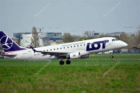 Varsovia Polonia 15 De Abril De 2018 Avi N De Pasajeros Embraer 175