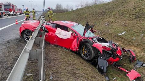 Wyrzysk Koszmarny Wypadek Na S Ferrari Zmia D One Po Uderzeniu W