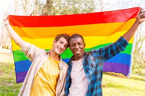 Retrato De Una Pareja Masculina Gay Multi Tnica Sosteniendo Una Bandera