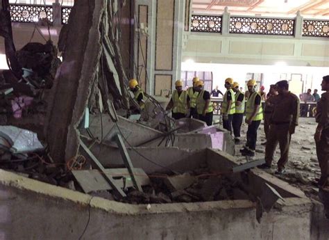 Strong Winds Blamed As Crane Collapses On Mecca S Grand Mosque Killing