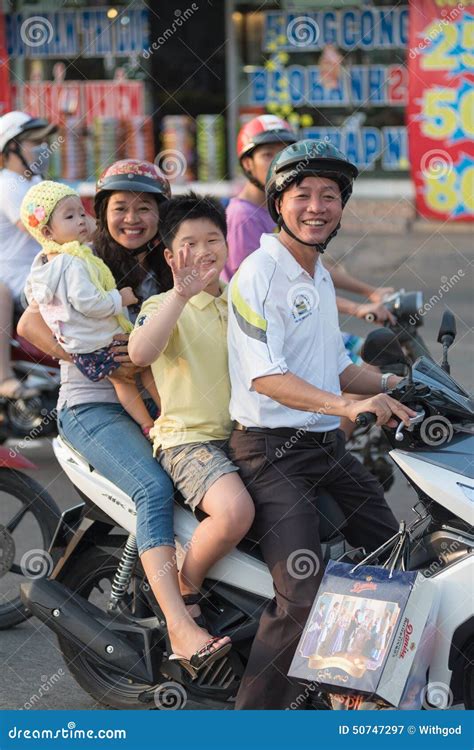 Famille Vietnamienne Heureuse Sur La Moto Photographie Ditorial