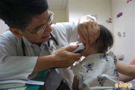 醫病》男童感冒發燒吃藥仍不退 原來吃退燒藥有玄機 自由健康網