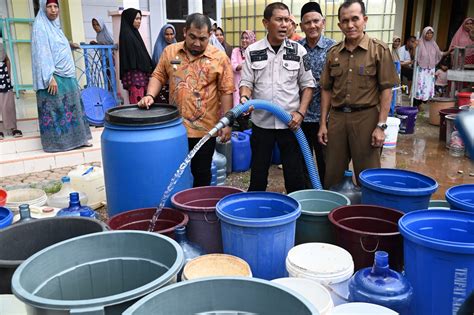 Pj Bupati Aceh Besar Turun Langsung Distribusikan Air Bersih