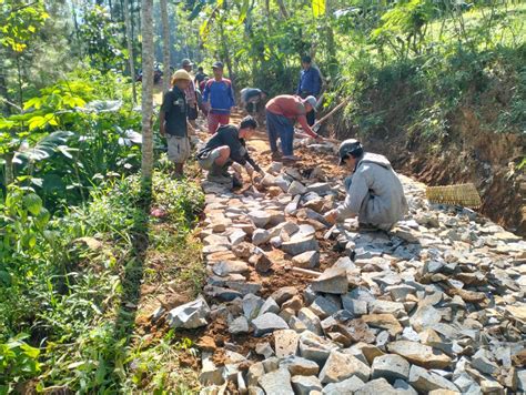 PEMBANGUNAN MAKADAM JALAN NGELO RT 04 RT 05 DUSUN KRAJAN DESA