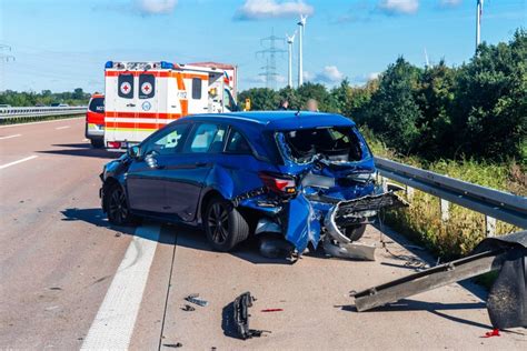 Autofahrer übersieht Stauende Drei Verletzte bei schwerem Unfall auf