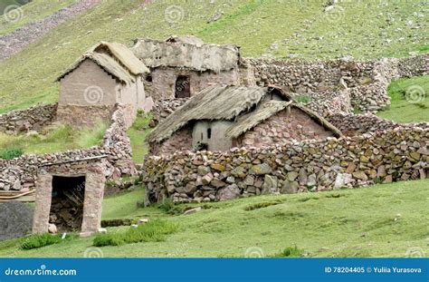 Casas Peruanas Tradicionales De La Piedra Del Pueblo Imagen De Archivo