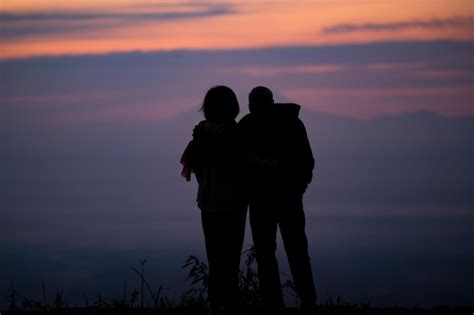 Silueta De Hombre Y Mujer De Pie En La Cima De Una Colina Para Ver El