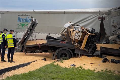 Terrible Accident De La Route Saint Goin Entre Deux Poids Lourds Un