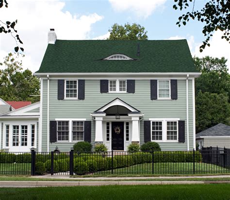 12 House Colors to Flawlessly Match Your Green Roof