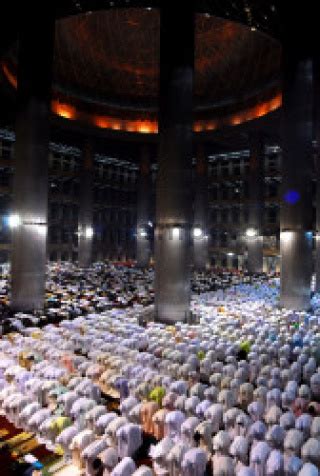 Salat Tarawih Di Masjid Istiqlal Datatempo