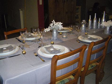 Une Table De Saint Sylvestre Blanc Et Argent Table Blanc Saint