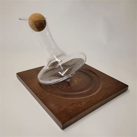 WINE DECANTER ON WALNUT BOARD - Fraser Wood Elements