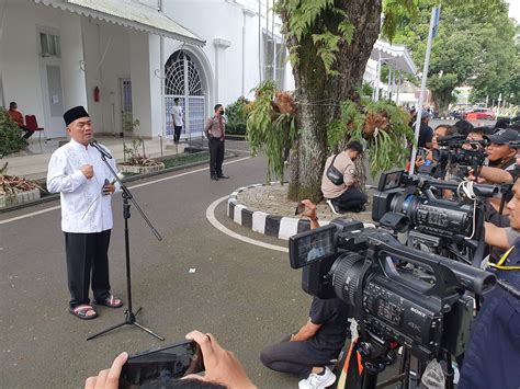 Takziah Ke Rumah Dinas Gubernur Jawa Barat Wali Kota Cirebon Sampaikan