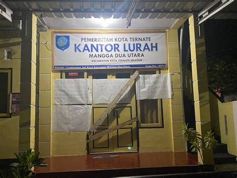 Warga Mangga Dua Utara Palang Kantor Lurah Protes Kebijakan Wali Kota