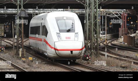 Ein Intercity Ic Der Deutschen Bahn Fährt Aus Dem Hauptbahnhof Hamburg