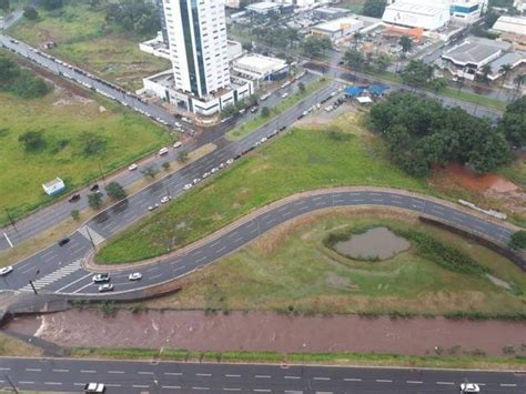 Temporal eleva nível do Prosa e alaga ruas da região central à