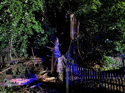 Unwetter bei Schleusingen Baum stürzt auf Bungalow Hildburghausen