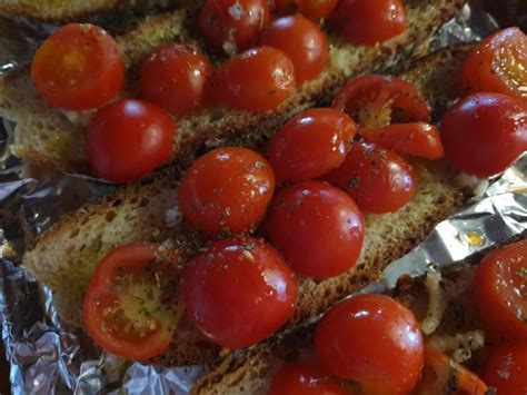 Hvidløgsbrød med tomat bruschetta med tomat og hvidløg