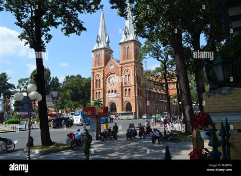 Basilica Della Cattedrale Di Saigon Notre Dame Banque De Photographies