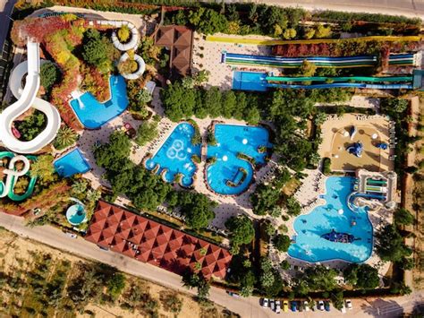 Vue aérienne d un parc aquatique avec de grandes piscines et toboggans