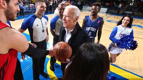 Il Candidato Alla Presidenza Joe Biden Si Schiera Al Fianco Del