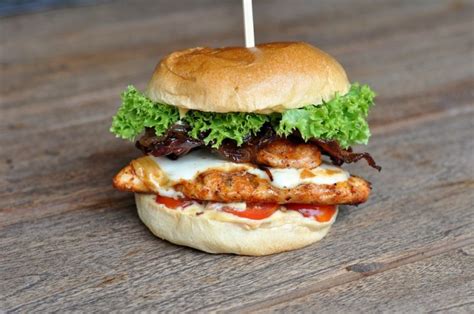 Chicken Burger H Hnchenburger Mit Scamorza Bacon Und Schmorzwiebeln