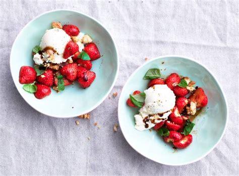 Aardbeien Gemarineerd In Balsamico Met Ijs En Cantuccini Recept