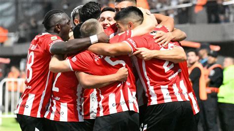 Estudiantes Golea A Barracas Y Espera Por River O Boca En Semifinales