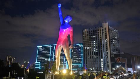 Robinsons Land Unveils One Of The Worlds Tallest Art JG Summit